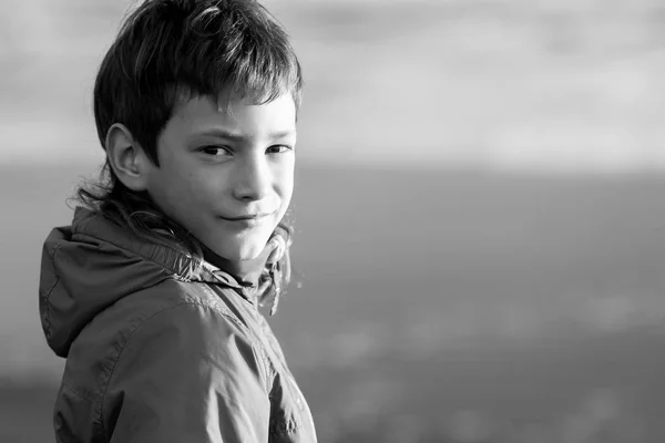 Outdoor Portret van gelukkig lachend tiener jongen — Stockfoto