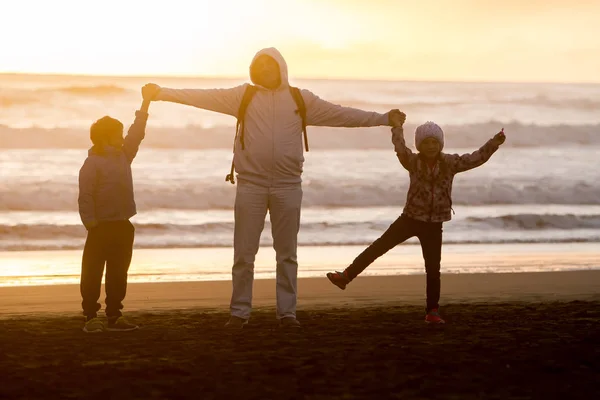 Outdoor portrait of young happy smiling family — Stock Photo, Image