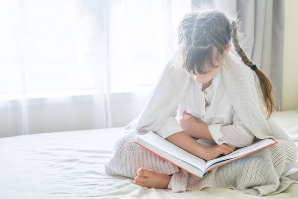 Крытый портрет молодой девушки
