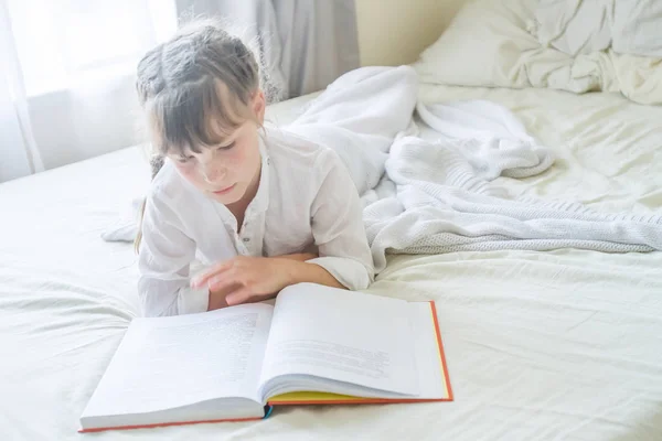 Retrato interno de menina — Fotografia de Stock