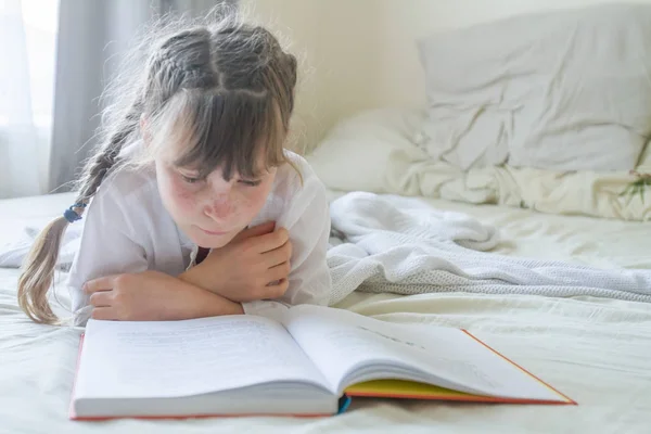 Retrato interno de menina — Fotografia de Stock