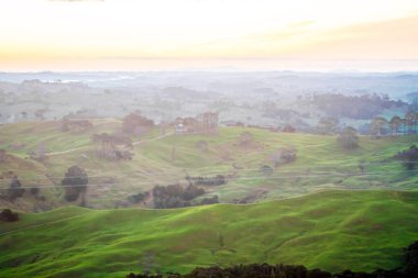 Gün batımında yeşil tepeler