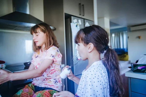 Duas Meninas Irmãs Cozinhar Casa — Fotografia de Stock