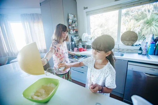 Dos Hermanas Niñas Cocinar Casa — Foto de Stock