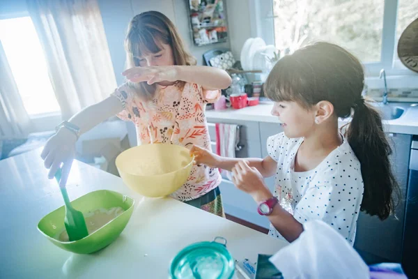 Dos Hermanas Niñas Cocinar Casa — Foto de Stock