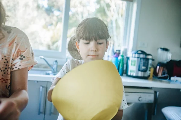 Dos Hermanas Niñas Cocinar Casa — Foto de Stock