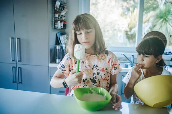 家庭で料理をする2人の姉妹 — ストック写真