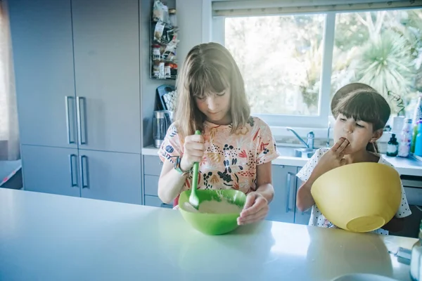 家庭で料理をする2人の姉妹 — ストック写真
