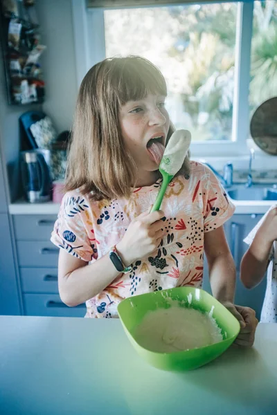 Dos Hermanas Niñas Cocinar Casa — Foto de Stock