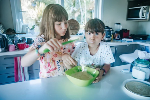 Twee Meisjes Zussen Koken Thuis — Stockfoto