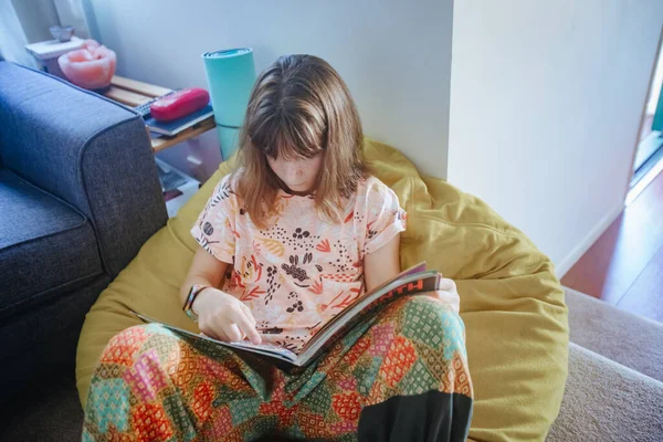 Mladý Dospívající Dívka Čtení Doma Domácí Školní Docházka Zůstat Doma — Stock fotografie