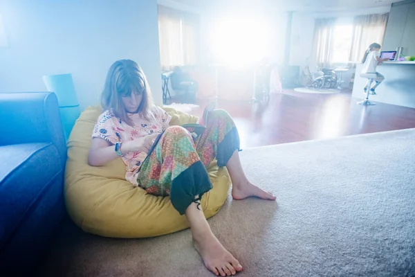 Joven Adolescente Chica Leyendo Casa Educación Hogar Quedarse Casa Aislamiento — Foto de Stock