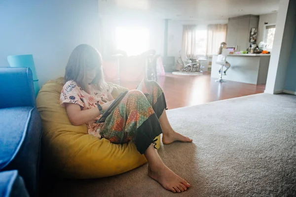 Genç Kız Evde Okuyor Evde Eğitim Görüyor Evde Tek Başına — Stok fotoğraf