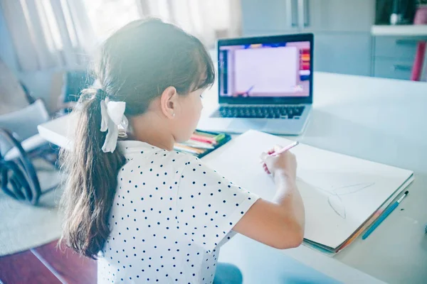 Ritratto Indoor Giovane Ragazza Caucasica Che Disegna Casa Scuola Casa — Foto Stock