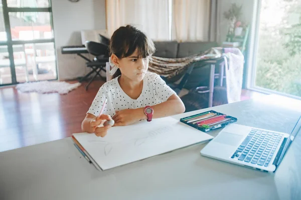 Inomhus Porträtt Unga Kaukasiska Flicka Ritning Hemma Hemundervisning Online Lärande — Stockfoto