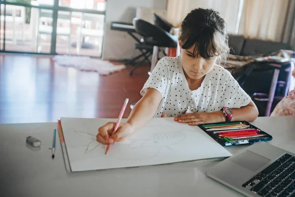 Inomhus Porträtt Unga Kaukasiska Flicka Ritning Hemma Hemundervisning Online Lärande — Stockfoto