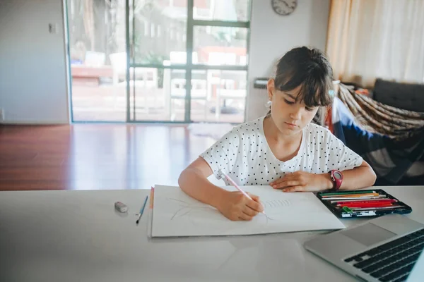 Εσωτερικό Πορτρέτο Του Νεαρού Καυκάσιου Κοριτσιού Που Ζωγραφίζει Στο Σπίτι — Φωτογραφία Αρχείου