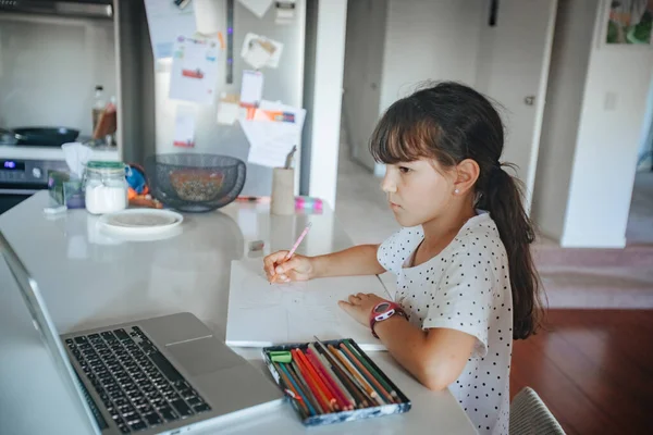 家で絵を描く若い白人女の子の屋内肖像画 家庭教育 オンライン学習 — ストック写真