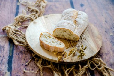 Ahşap zeminde taze pişmiş ekmek.
