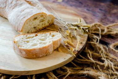 Ahşap zeminde taze pişmiş ekmek.