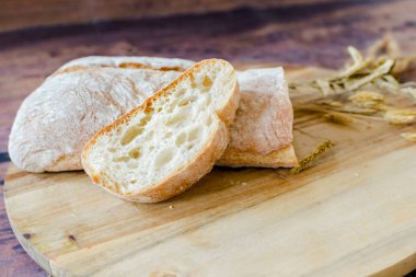 Ahşap zeminde taze pişmiş ekmek.