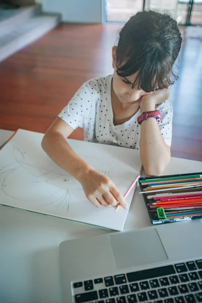 Retrato Indoor Menina Branca Jovem Desenho Casa Escola Casa Aprendizagem — Fotografia de Stock