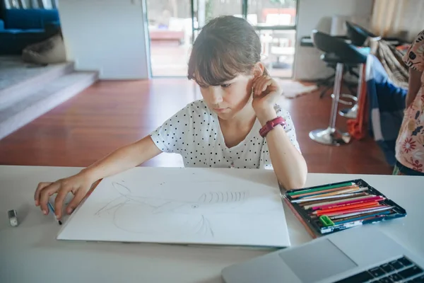 Ritratto Indoor Giovane Ragazza Caucasica Che Disegna Casa Scuola Casa — Foto Stock