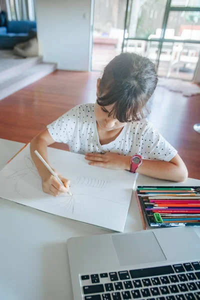 Indoor Portret Van Jong Kaukasisch Meisje Tekening Thuis Thuis Onderwijs — Stockfoto