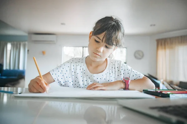 在家里画画 在家上学 上网学习的年轻高加索女孩的室内肖像 — 图库照片