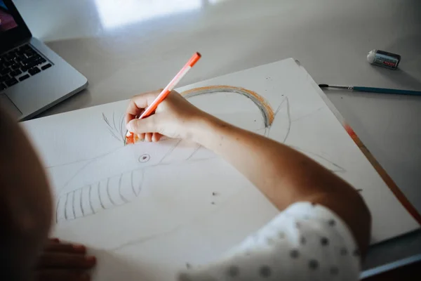 Retrato Indoor Menina Branca Jovem Desenho Casa Escola Casa Aprendizagem — Fotografia de Stock