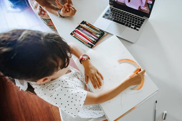 Inomhus Porträtt Unga Kaukasiska Flicka Ritning Hemma Hemundervisning Online Lärande — Stockfoto