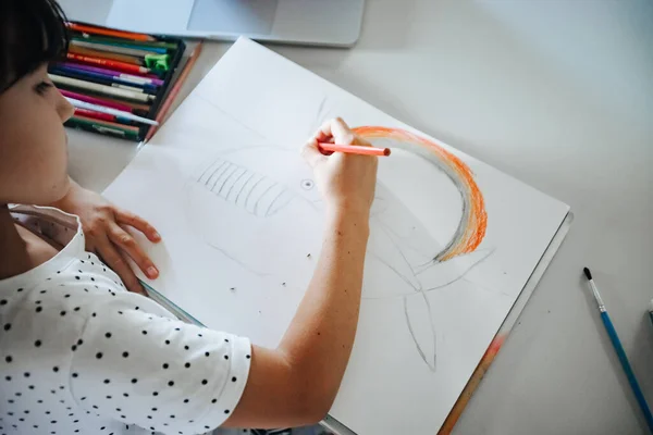 在家里画画 在家上学 上网学习的年轻高加索女孩的室内肖像 — 图库照片