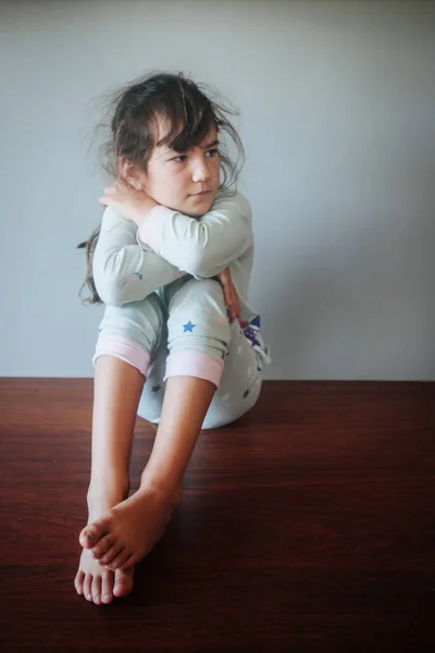 Портрет Молодої Кавказької Дівчини Перебуває Вдома Нудно — стокове фото