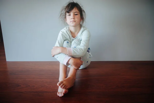 Evde Kalan Beyaz Bir Kızın Evde Sıkılmış Portresi — Stok fotoğraf