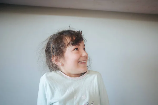 Portrait Intérieur Jeune Fille Caucasienne Rester Maison Ennuyé — Photo