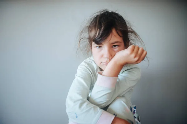 Portrait Intérieur Jeune Fille Caucasienne Rester Maison Ennuyé — Photo