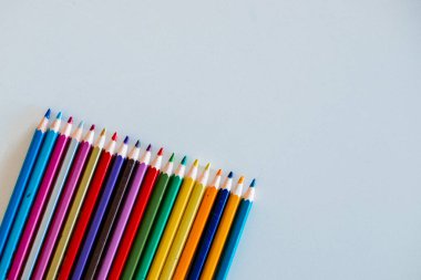 Beyaz üzerine renkli kalemler