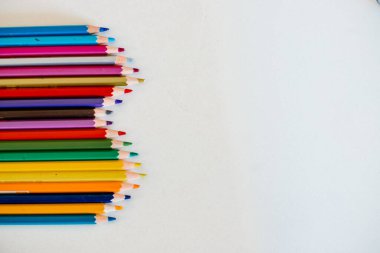 Beyaz üzerine renkli kalemler
