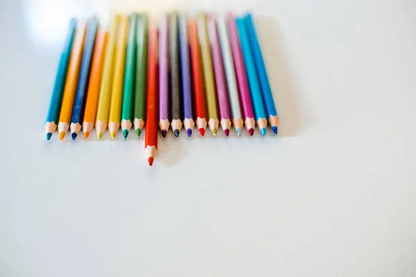 白色铅笔上的彩色铅笔 — 图库照片