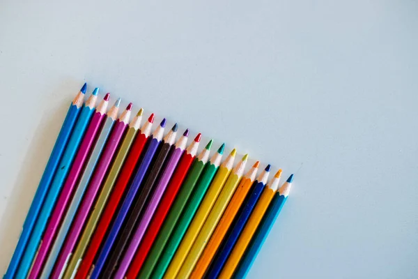 Beyaz Üzerine Renkli Kalemler — Stok fotoğraf