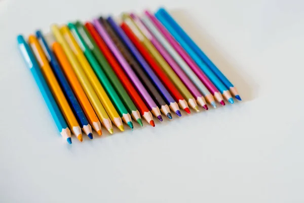 白色铅笔上的彩色铅笔 — 图库照片