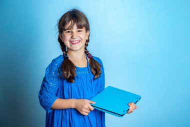 Bilgisayarlı küçük kız portresi, izole edilmiş stüdyo fotoğrafı, online eğitim.