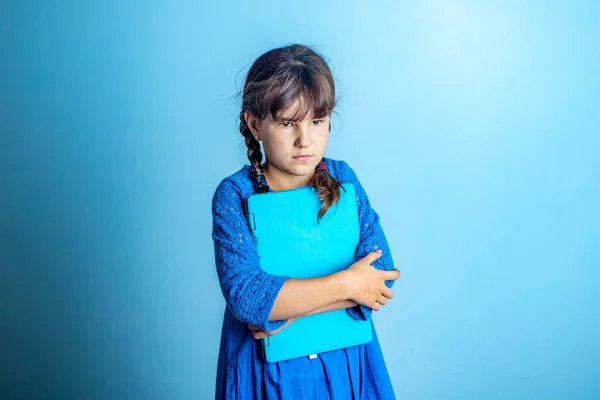 Retrato Interior Niña Pequeña Con Ordenador Portátil Estudio Tiro Aislado — Foto de Stock