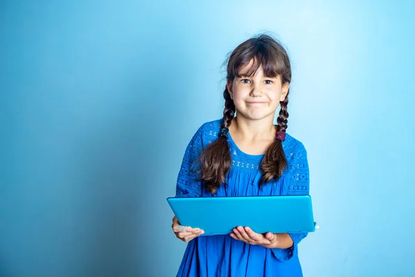 Beltéri Portré Fiatal Gyermek Lány Laptop Elszigetelt Stúdió Lövés Online — Stock Fotó