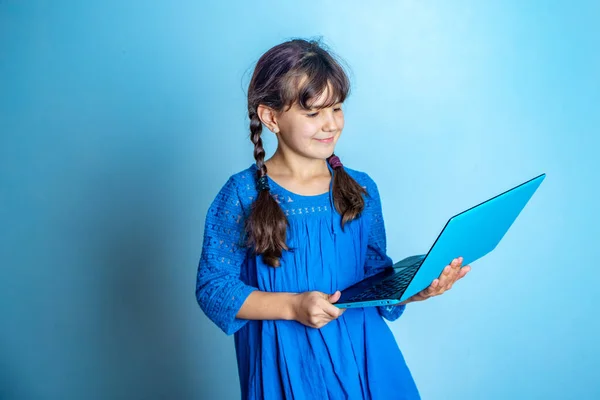 Portrait Intérieur Jeune Fille Avec Ordinateur Portable Prise Vue Studio — Photo