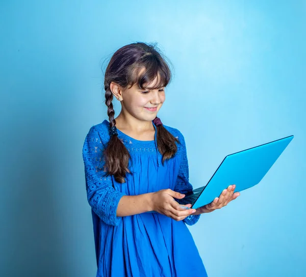 带笔记本电脑的小女孩室内肖像画 孤立的演播室拍摄 在线教育 — 图库照片