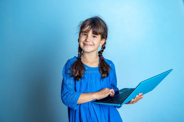Innenporträt Eines Kleinen Mädchens Mit Laptop Isolierte Studioaufnahmen Online Bildung — Stockfoto