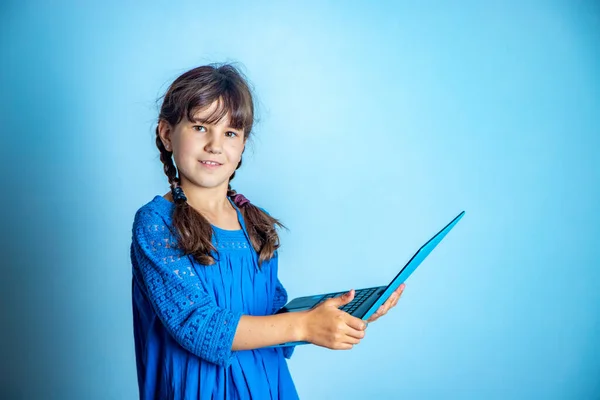 Retrato Interior Niña Pequeña Con Ordenador Portátil Estudio Tiro Aislado —  Fotos de Stock