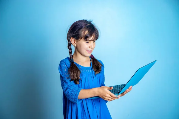 Retrato Indoor Menina Com Laptop Tiro Estúdio Isolado Educação Line — Fotografia de Stock