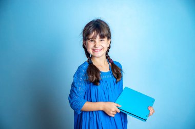 Bilgisayarlı küçük kız portresi, izole edilmiş stüdyo fotoğrafı, online eğitim.